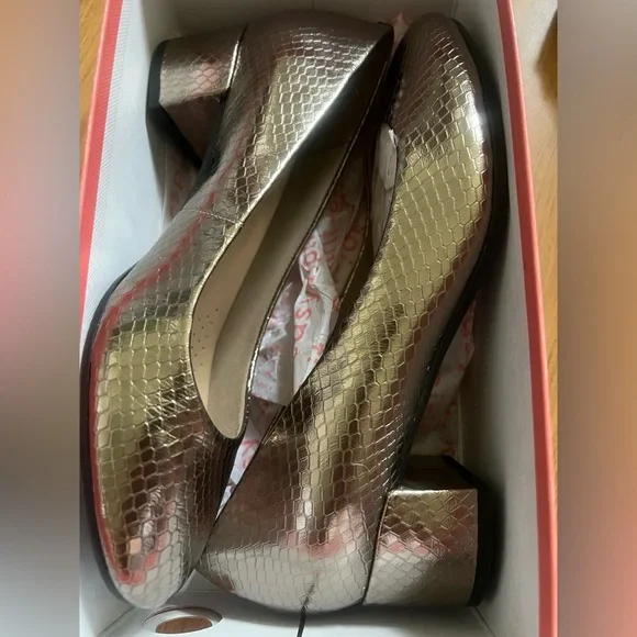 Easy Spirit Silver Textured Heels - Picture 2 of 7